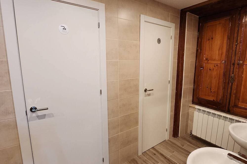 Foto 5 von 20: This room is a bunk room with two single bunk beds. The bathroom and showers are shared with the two other bunk rooms .
