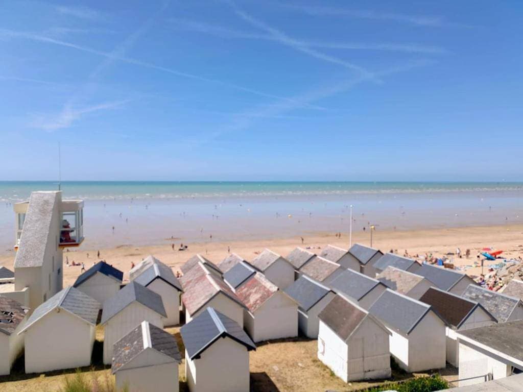 Beach apartment with stunning sea views 1