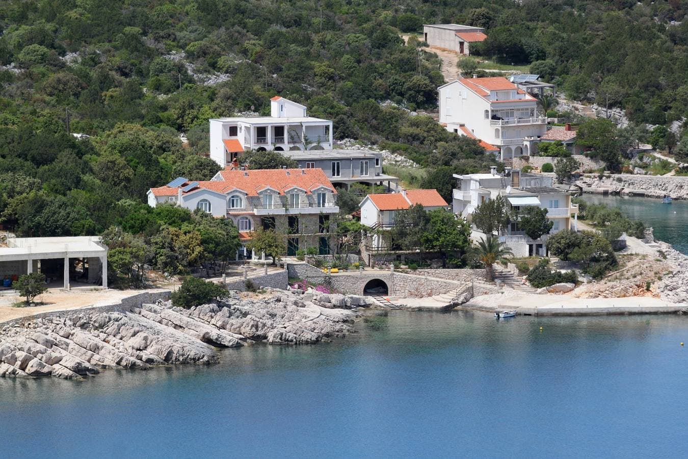 Foto 3 von 36: 2-Zimmer-Ferienwohnung am Strand Bucht Pokrivenik, Hvar -a