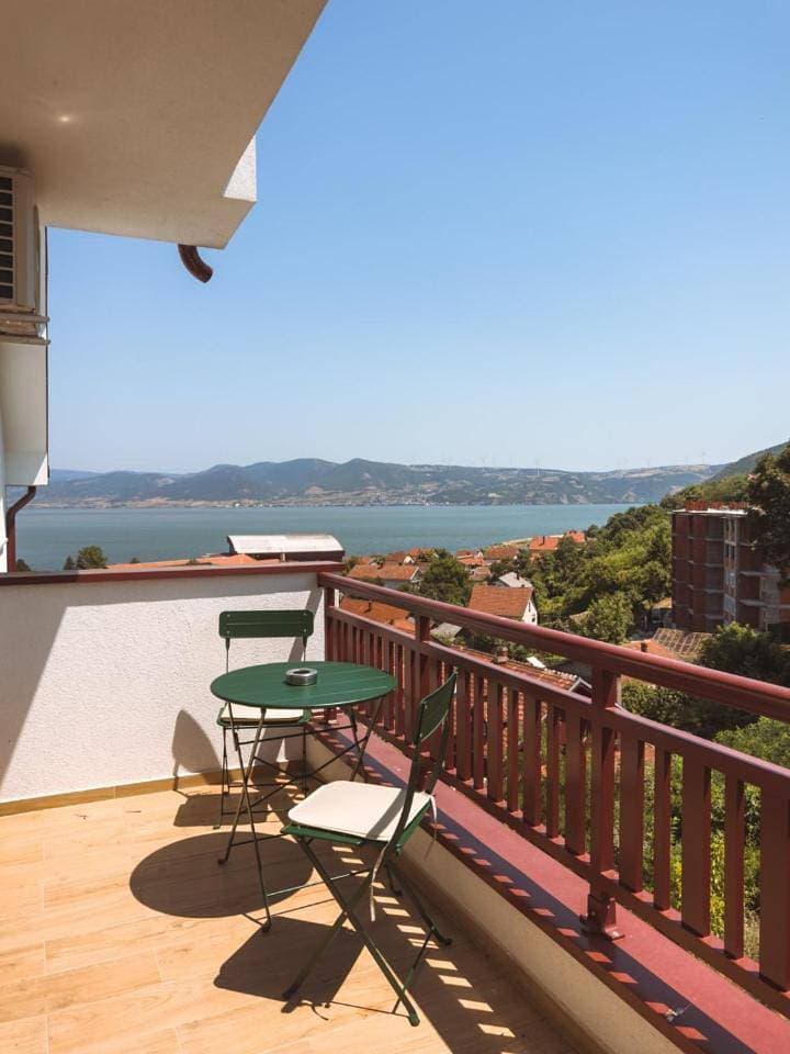 Foto 8 von 19: Two-Bedroom Apartment with Balcony and Terrace