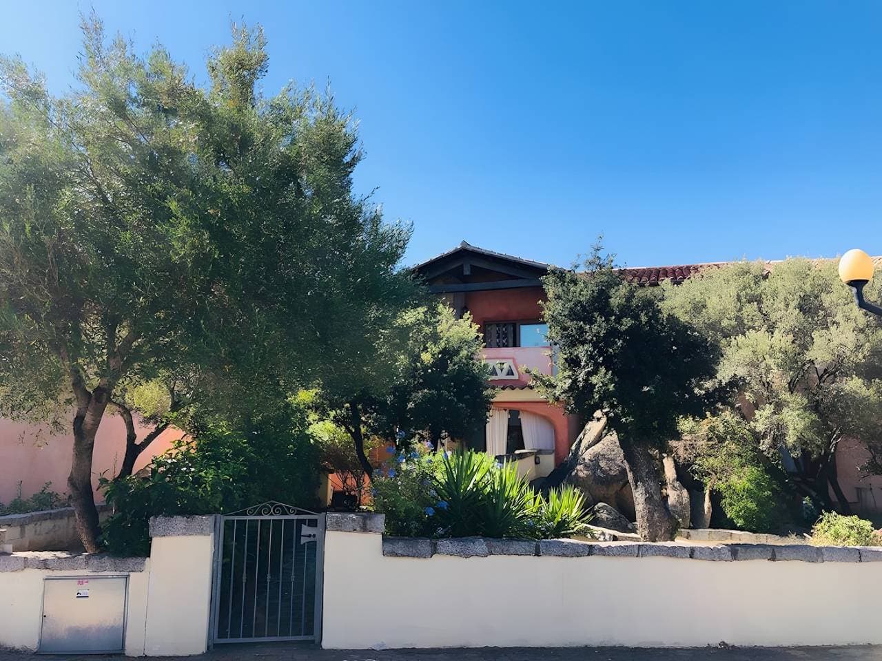 Foto 3 von 26: Apartment 'Trilocale I Graniti San Teodoro' mit privater Terrasse und Klimaanlage