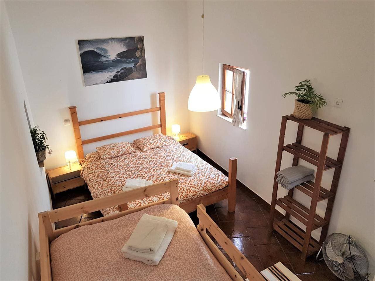 Foto 10 von 22: Family Room with Private Bathroom