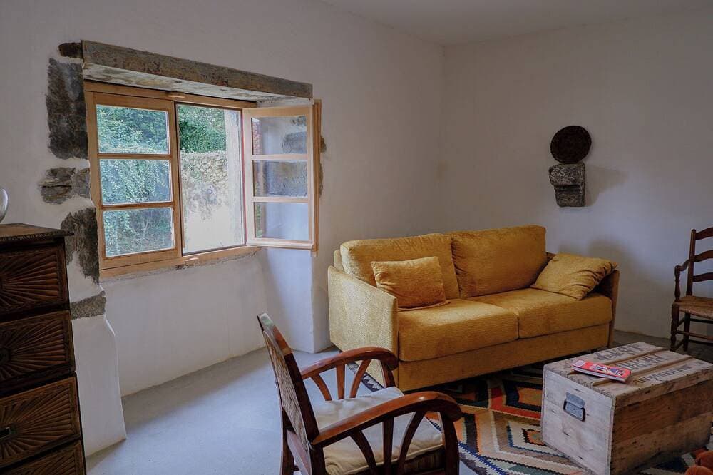 La maison sous les chênes, gîte in a traditional Basque house, in a peaceful setting. 1
