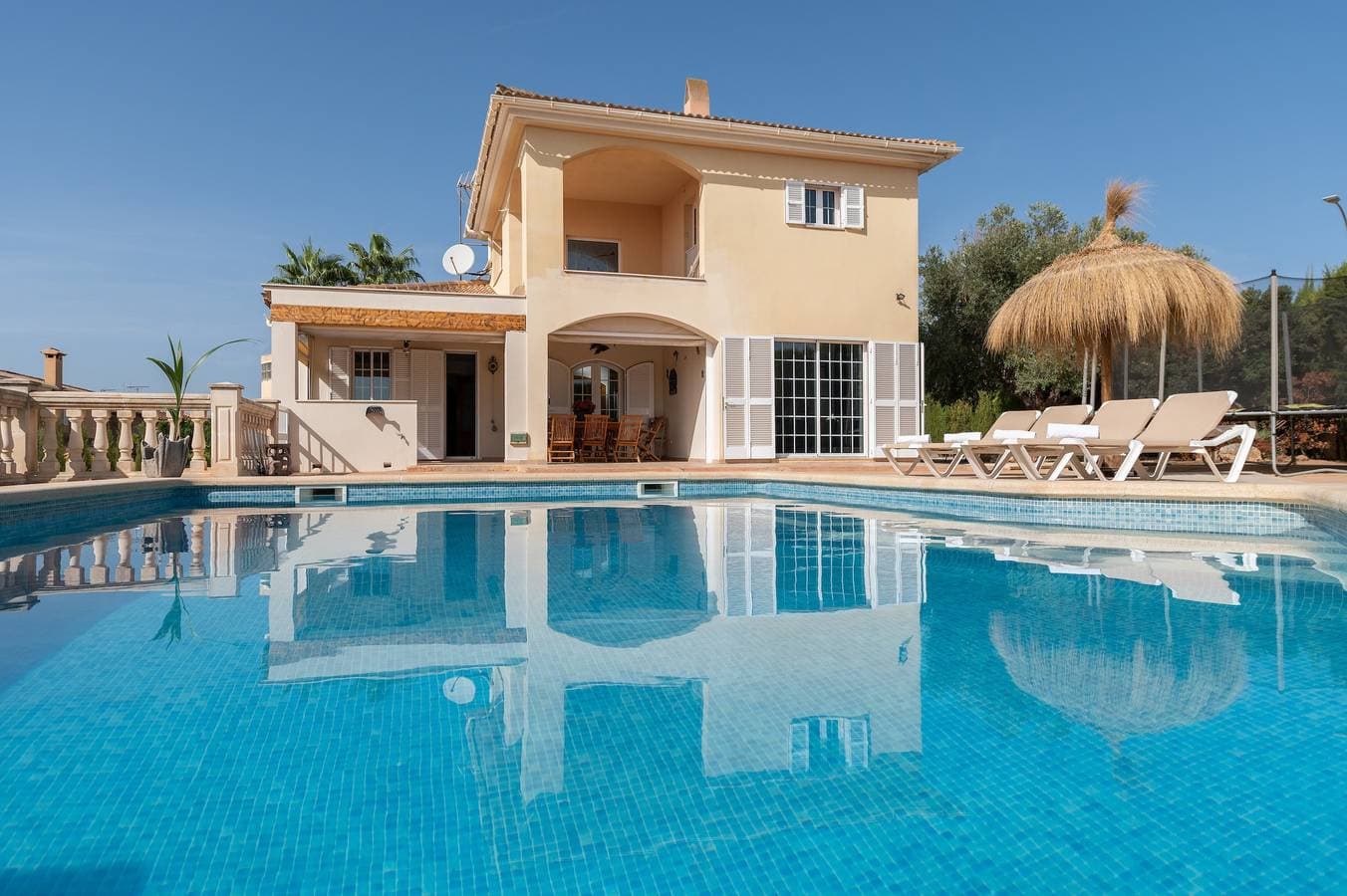 Foto 2 von 24: Villa Sayana mit Bergblick, Pool, Garten und WLAN