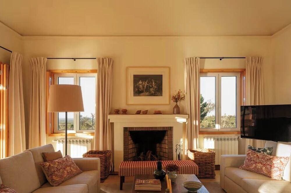 Foto 7 von 30: Elegant Mediterranean Villa - 6 Ensuite Bedrooms with AC - Pool - Sunsets