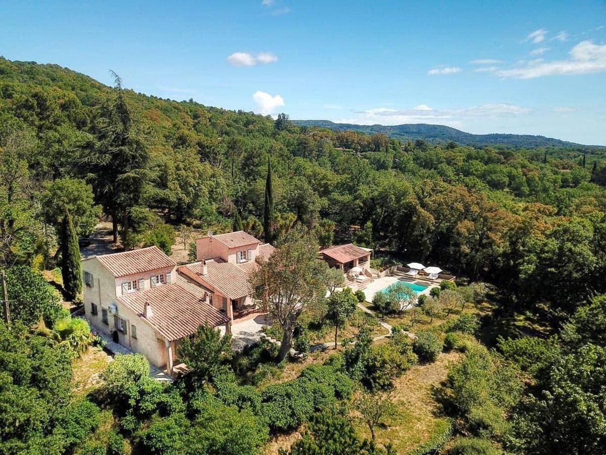 Villa Silia in the Gulf of Saint-Tropez in a natural setting 1
