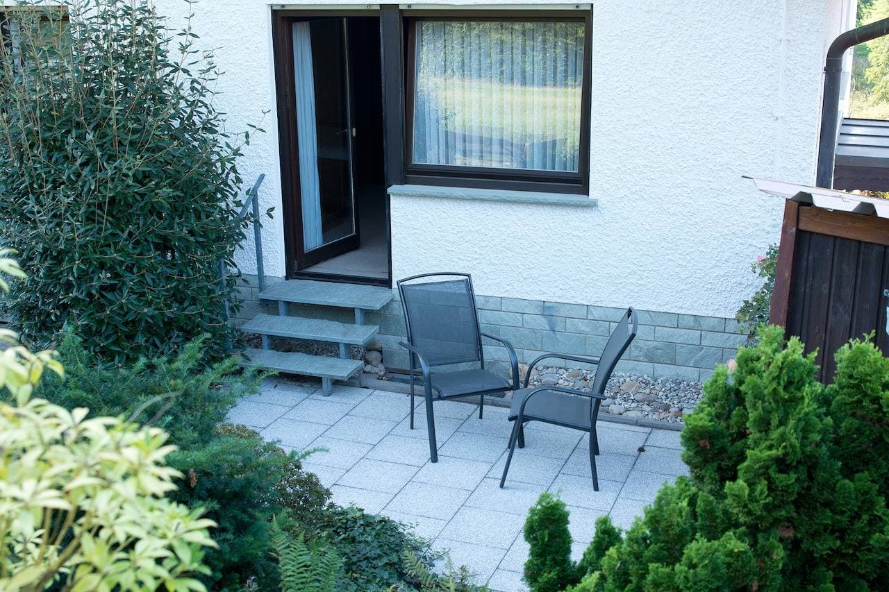 Foto 6 von 39: Pension Gästehaus Cornelia - Doppelzimmer 3 mit Terrasse und Ausblick ins Grüne