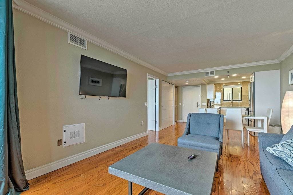 Foto 5 von 27: Modern Waterfront Hudson Condo w/ Resort Pool!