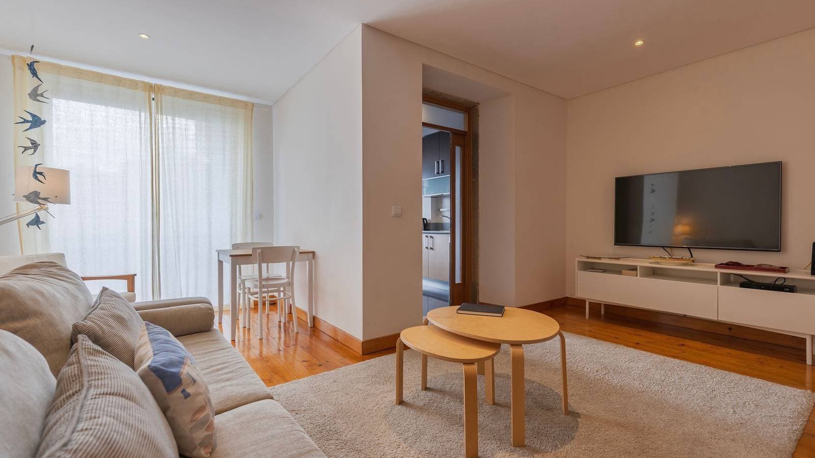 Foto 5 von 27: Luminous 1Bdr Apartment by LovelyStay