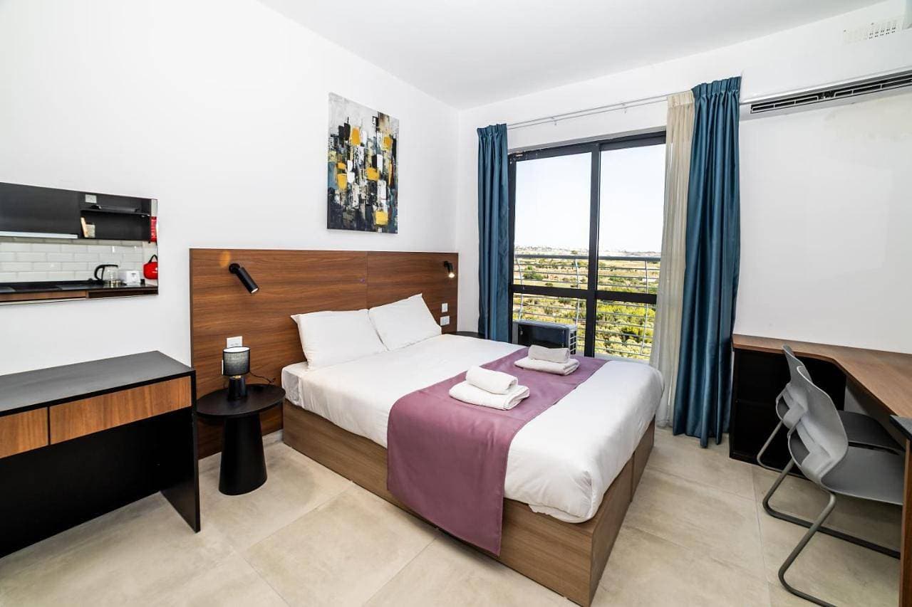 Cosy Double Bed Studio With View - by HostMT 1