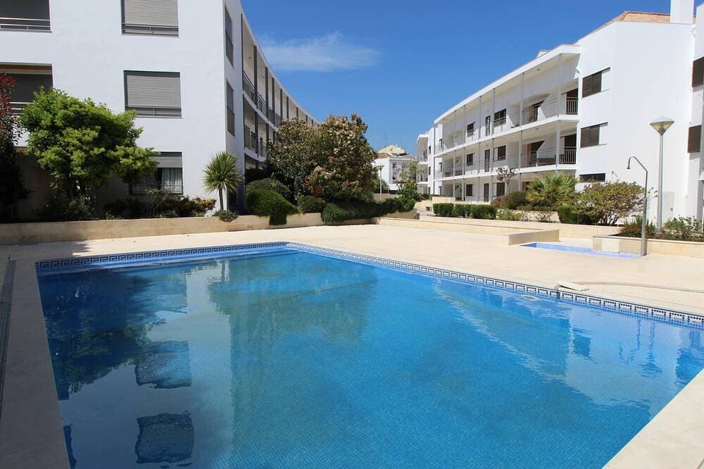 Erdgeschosswohnung mit Pool, zentrale Lage 1
