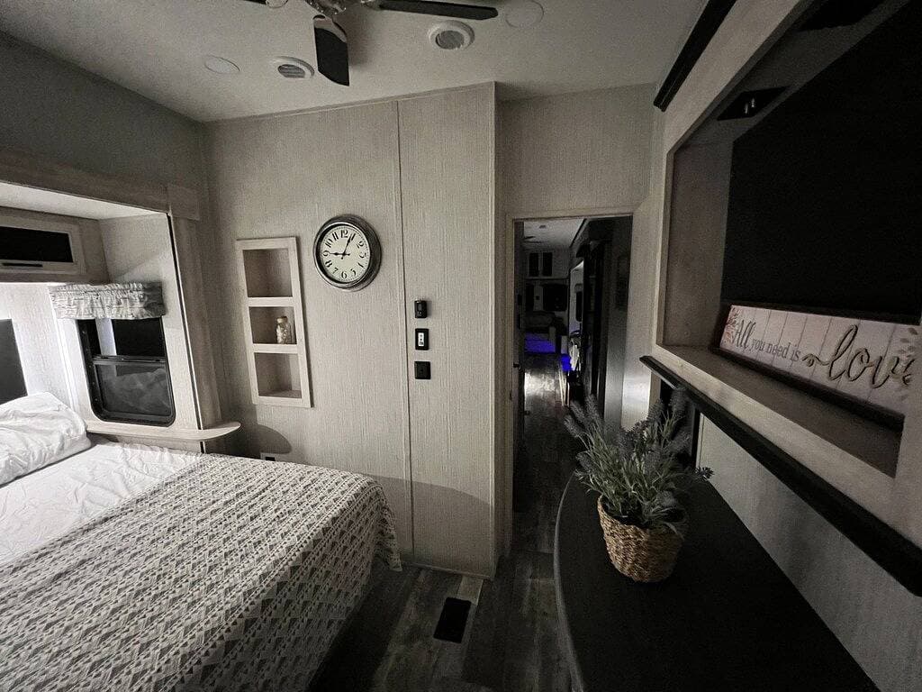 Foto 3 von 9: Lakefront 1 bedroom tiny home