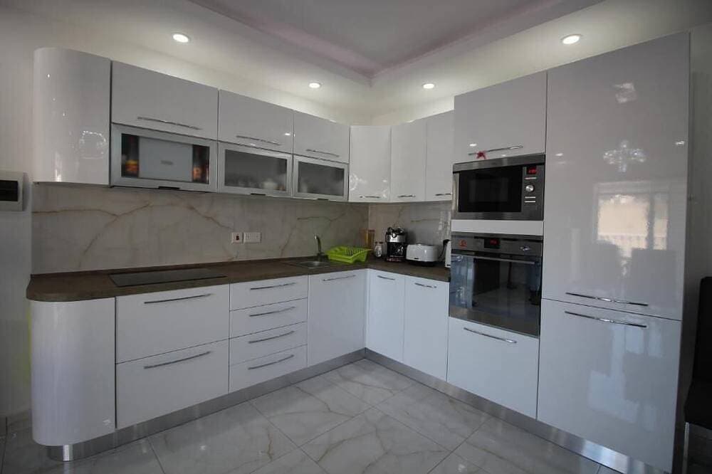 Modern apartment located in the center and located minutes from all attractions. 1