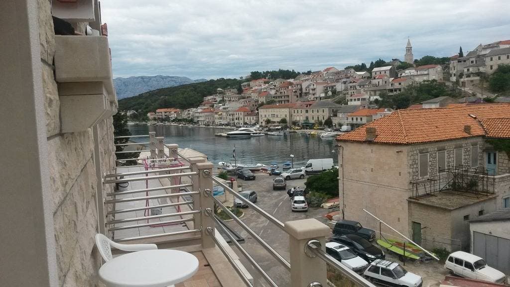 Studioapartment in Povlja mit Meerblick, Terrasse, Klimaanlage, W-Lan (3365-1) 1