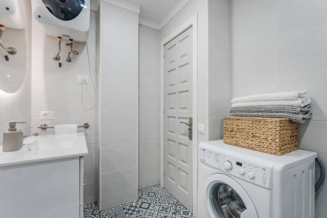 Foto 11 von 15: Ferienwohnung 'Drilasol 1 Bed' mit Gemeinschaftspool, Balkon und WLAN