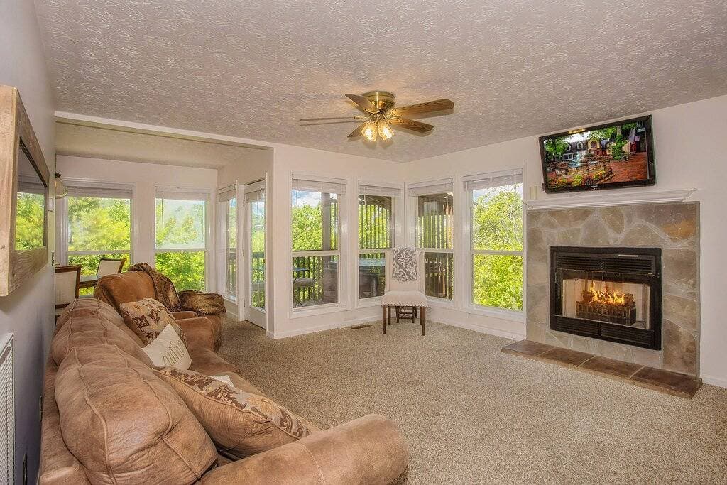Foto 11 von 37: ❤️Romantic ✔ Hot Tub ★ Blick über Gatlinburg ✔ WIFI ★ KingBed