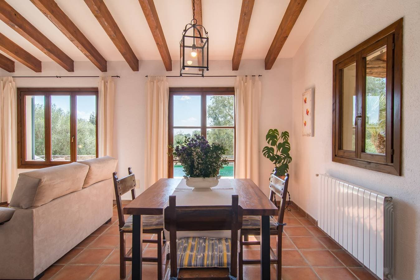 Foto 9 von 29: Schönes Ferienhaus "Finca Es Garballó" mit Garten, Pool, Terrassen und WLAN; Parkplätze vorhanden