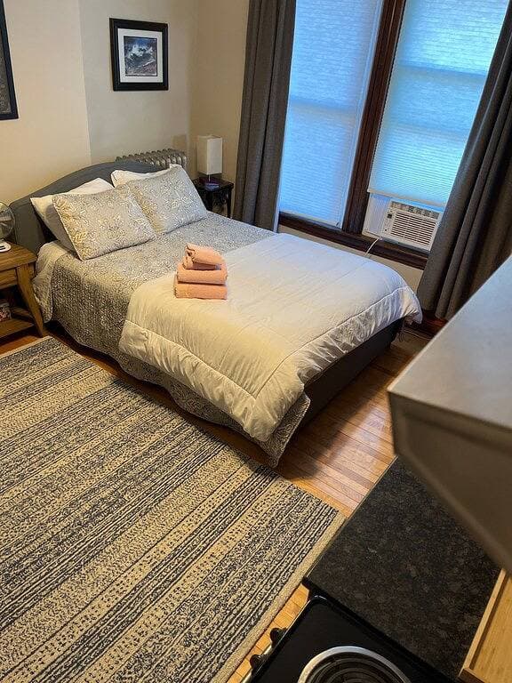 Foto 4 von 17: Die Studio Suite im zweiten Stock liegt im Herzen von Marquette, nur wenige Schritte von der Innenstadt entfernt
