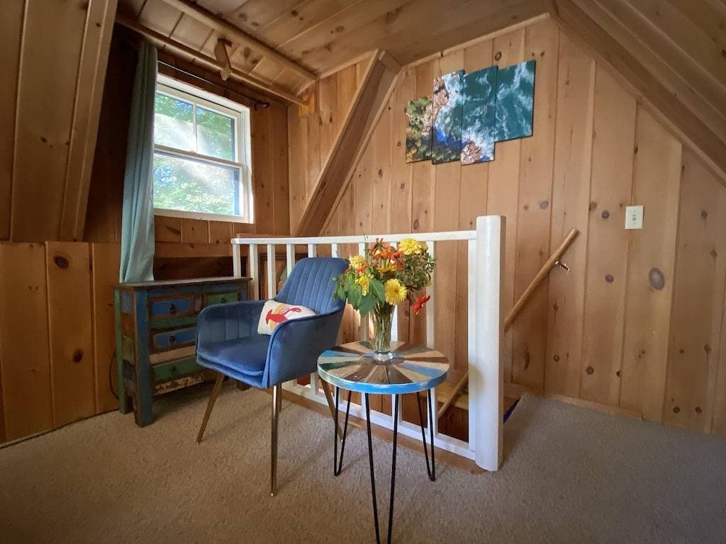 Foto 4 von 42: Poet's Cabin - Year-round Acadia A-Frame Getaway