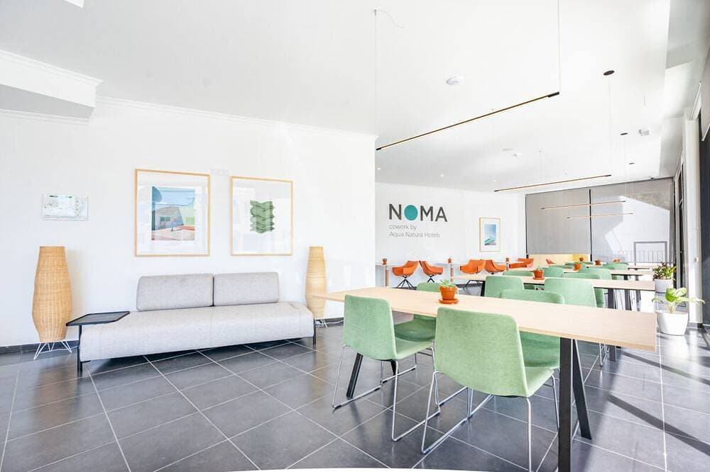 Foto 10 von 18: Sophisticated Studio w/ Balcony near Ocean – Peaceful Relaxation with Breakfast!