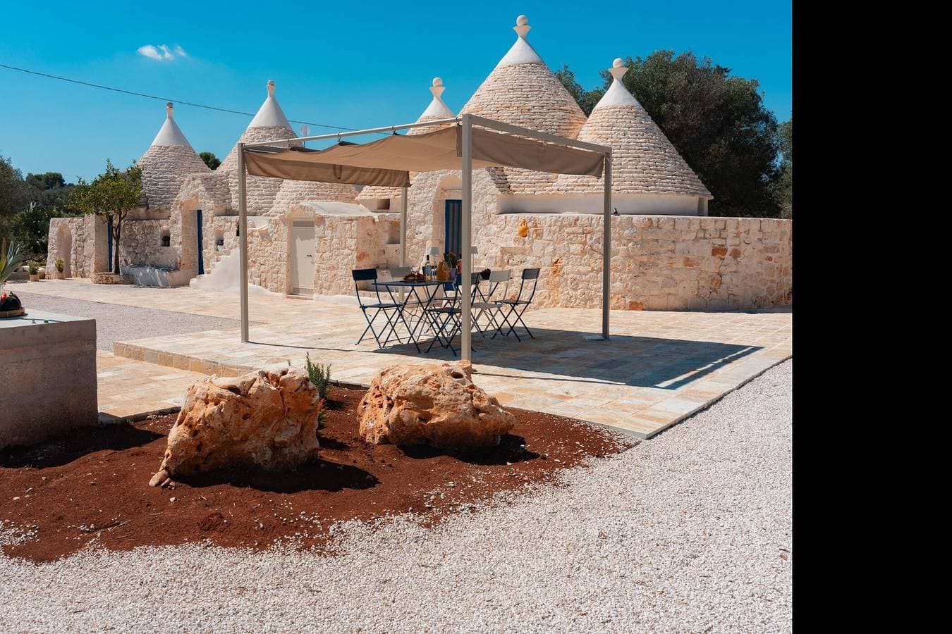 Foto 3 von 33: Trulli Scacciapensieri mit privatem Pool in der apulischen Landschaft