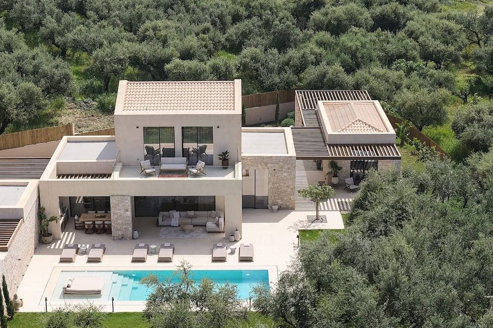 Foto 13 von 30: Valerozo Villa Maestosa - Pool, Jacuzzi & steps to the beach