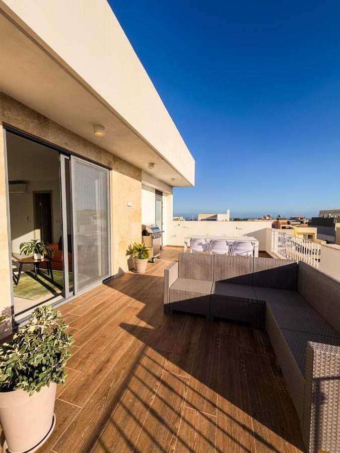 New penthouse near airport, with outdoor bbq area 1