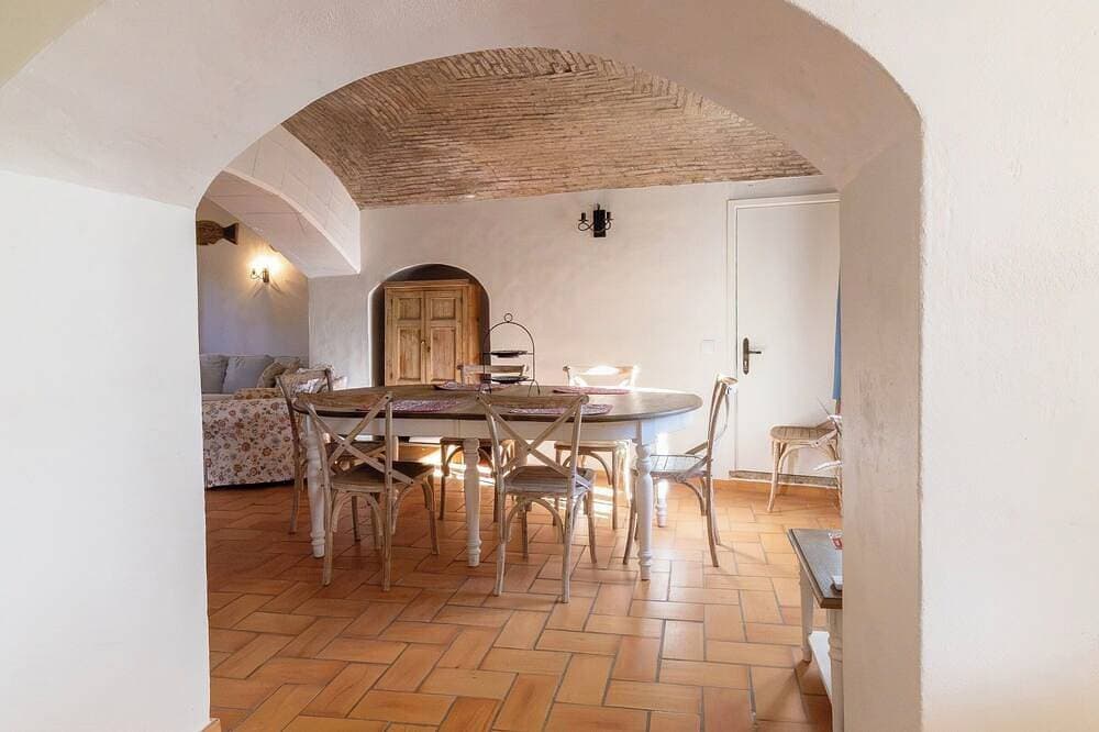 Foto 13 von 30: Ferienhaus mit großer Terrasse und großem Pool