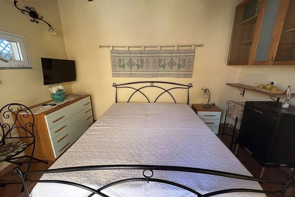 Foto 2 von 16: Room with private bathroom, patio.