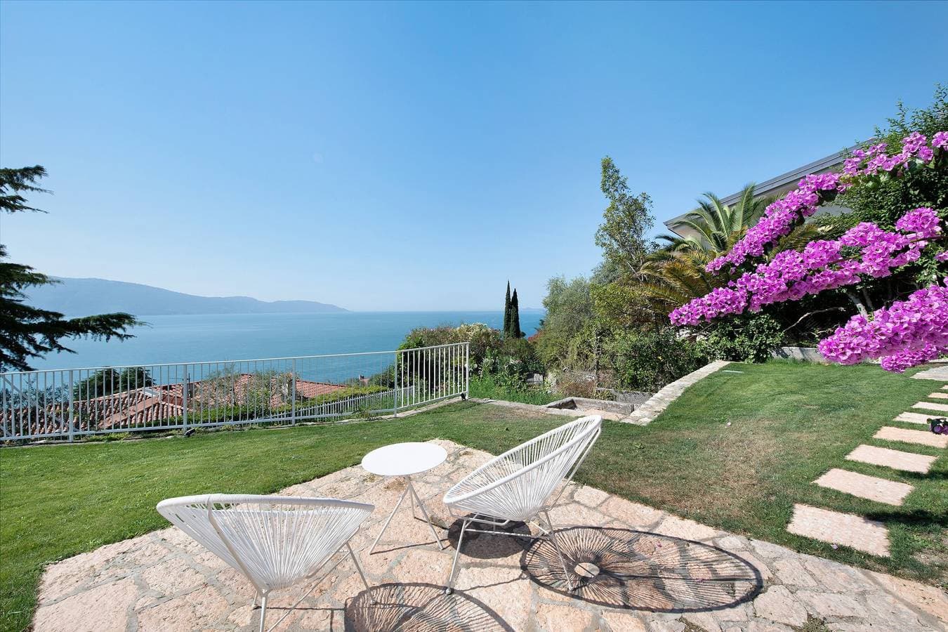 Foto 2 von 20: Haustierfreundliche Ferienwohnung Villa Gargnano mit Seeblick und Garten