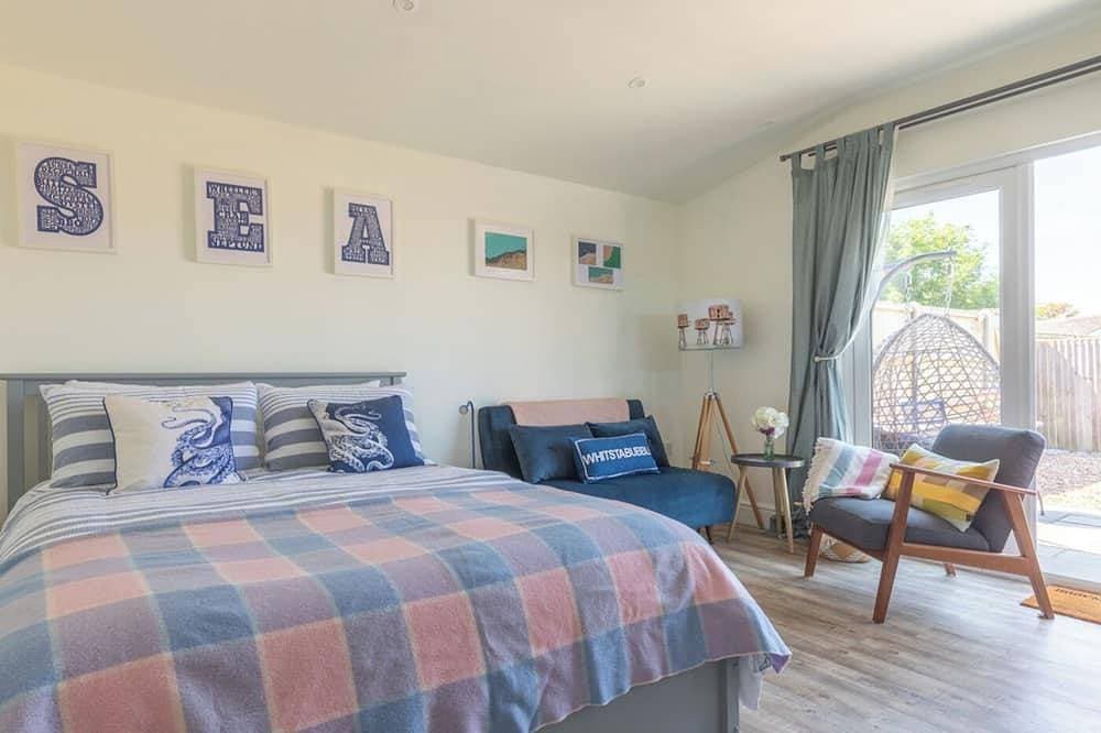 Foto 7 von 17: Pear Tree Cabin provides a wonderful base for exploring Whitstable and the surrounding area, celebrating special occasions, or visiting friends and family. Enjoy the local cusine and stroll back to your comfy cabin to watch the sunset.
