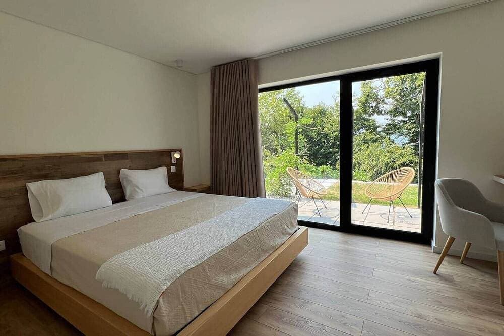 Foto 2 von 16: Modern Stone Villa: Geres views & Private Pool
