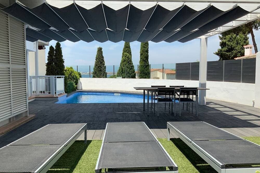 Sea view apartment with private pool 1