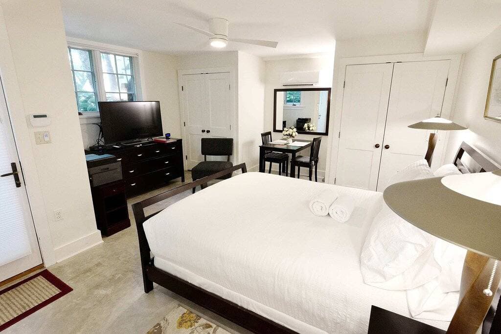 Foto 10 von 11: New Luxe Studio Cleveland Park near Zoo