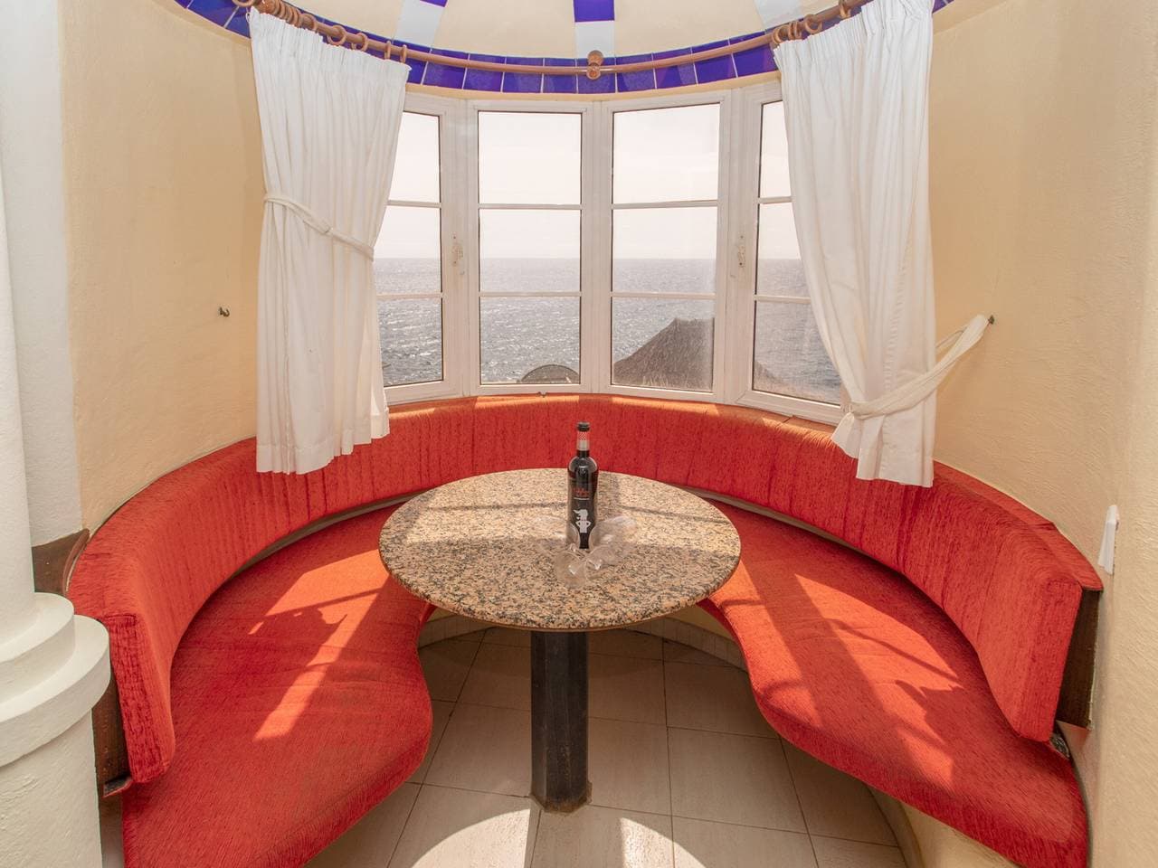 Foto 10 von 36: Ferienhaus mit 2 Schlafzimmern, Balkon und beheiztem Pool