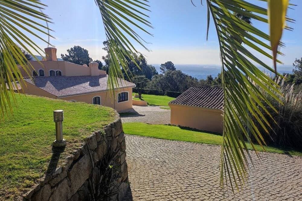 Foto 9 von 22: Berghangvilla in landschaftlich gestalteten Gärten und üppigen Wäldern mit toller Aussicht und Pool