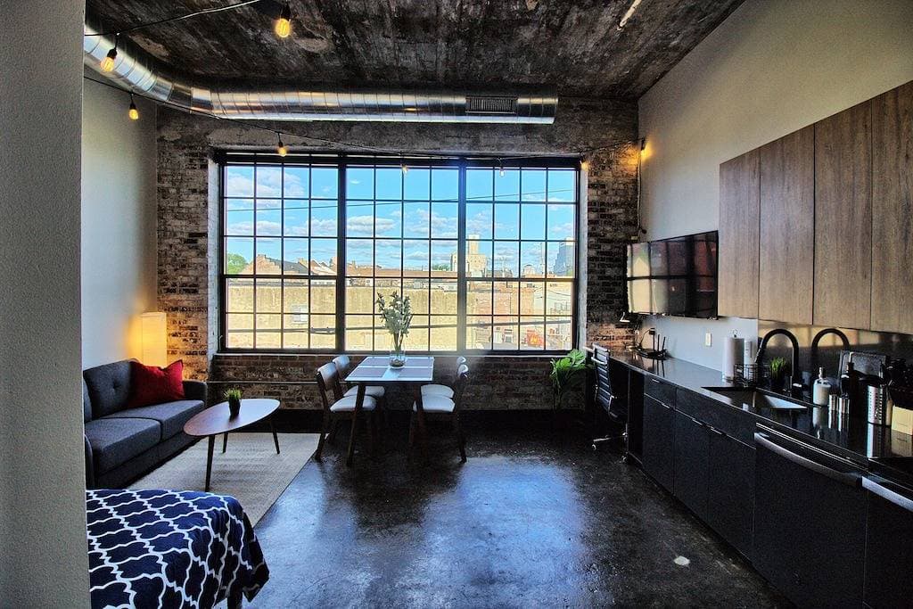 Foto 3 von 21: Chic Ultramodern Studio Loft w/ Designer Features