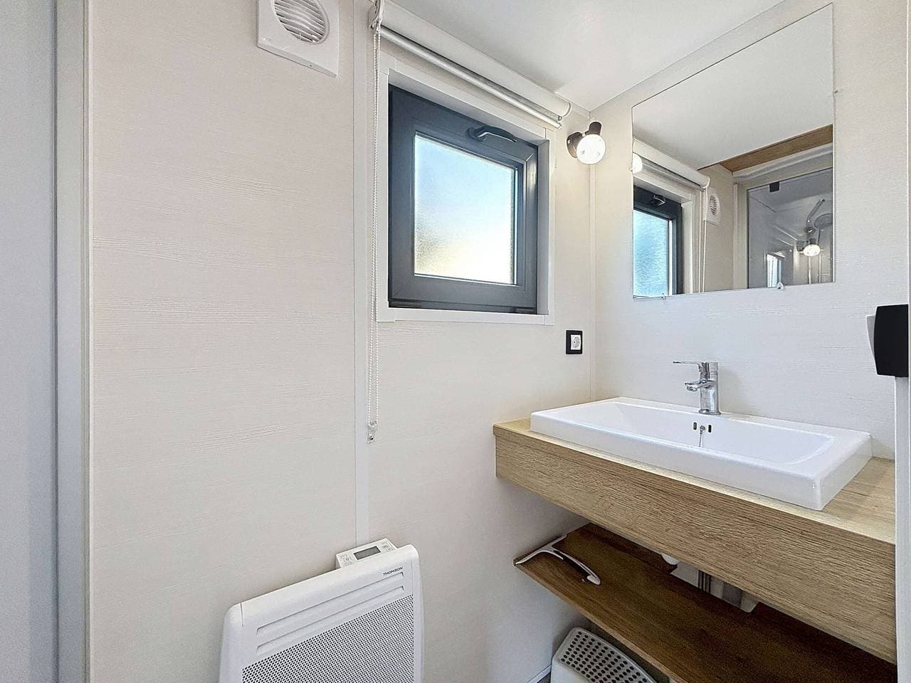 Foto 8 von 16: Holz-Tiny House mit Terrasse, Pool, WLAN, Haustiere erlaubt, Parkplatz - 200m vom Strand