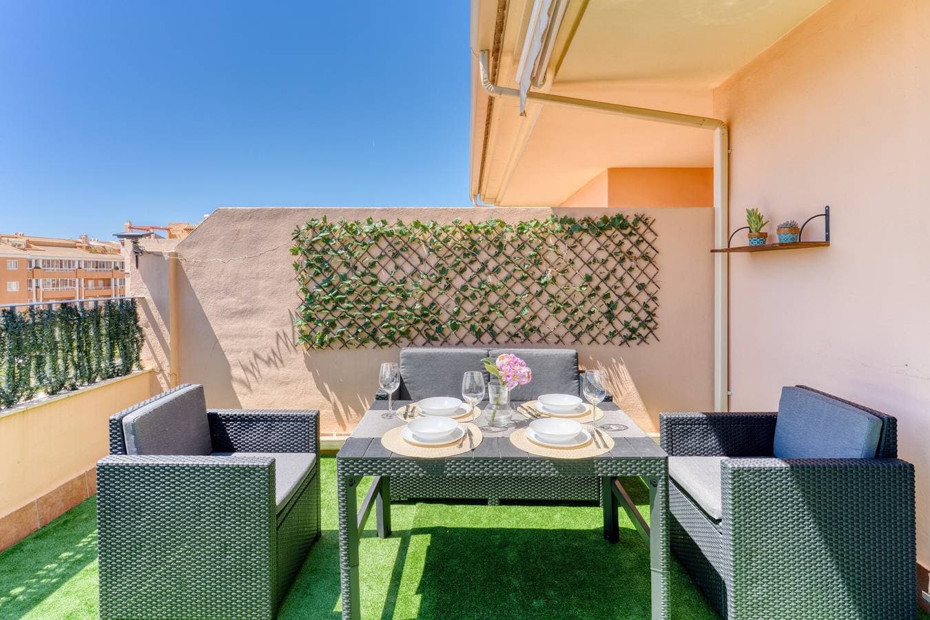 Foto 3 von 24: Ferienwohnung 'Meerblick - 2 Schlafzimmer' mit Gemeinschaftspool, Wi-Fi und Klimaanlage