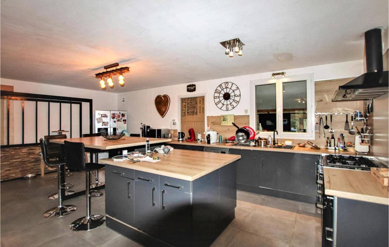 Foto 5 von 36: Six-Bedroom Holiday Home