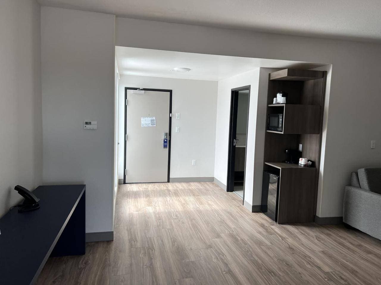 Foto 6 von 12: One Room Suite with Tub - Disability Access/Non Smoking