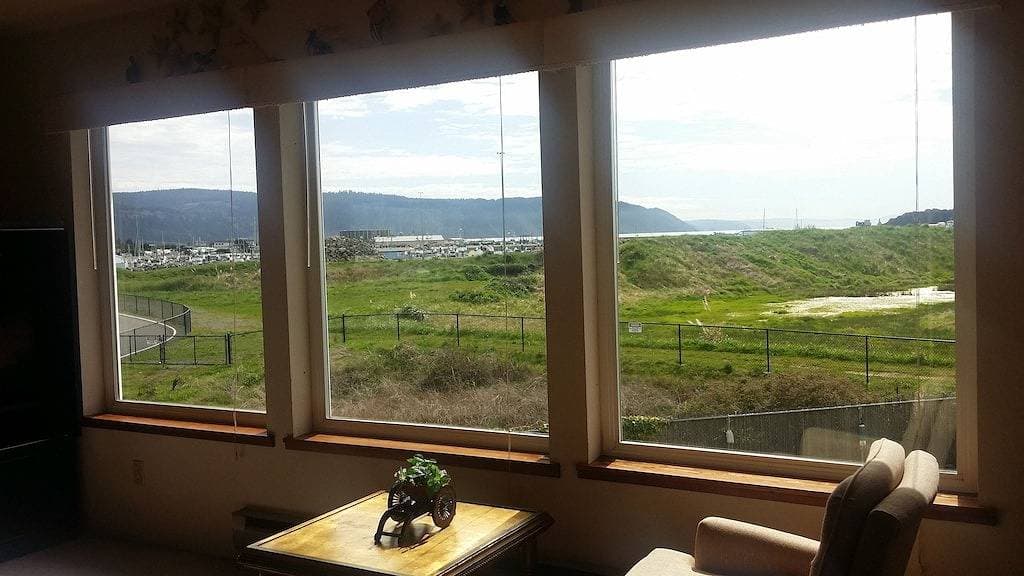 Foto 7 von 34: Wundervolle Lage und Aussicht mit einem kurzen Spaziergang zum Strand.