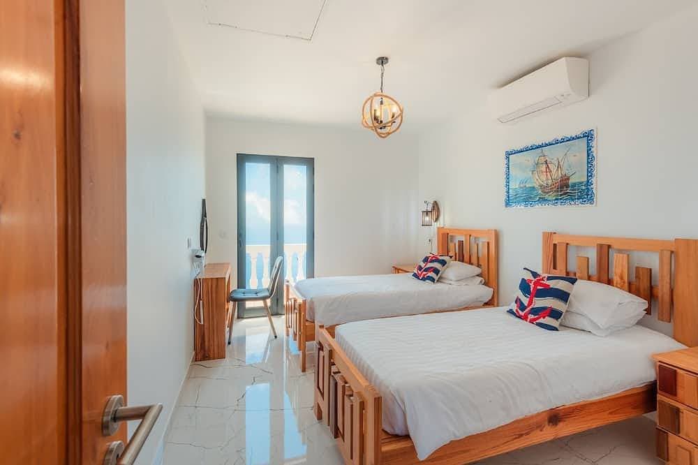 Foto 4 von 30: Blue Sea Tower, Luxusvilla, privater beheizter Pool und Gärten. Hervorragender Meerblick
