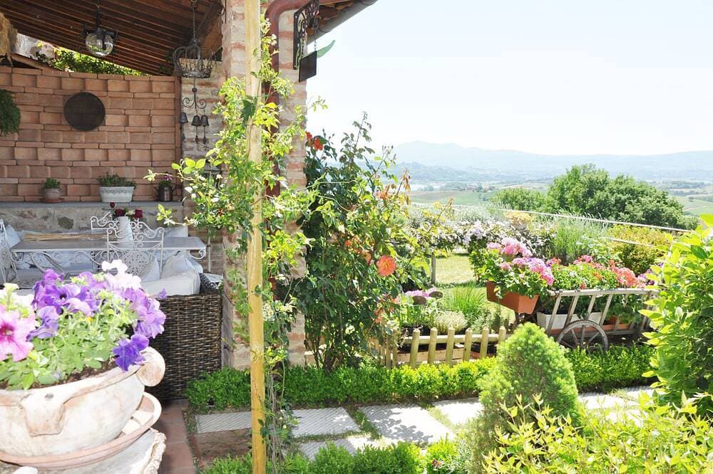 Haus mit Garten in einem Bauernhaus aus Stein 1