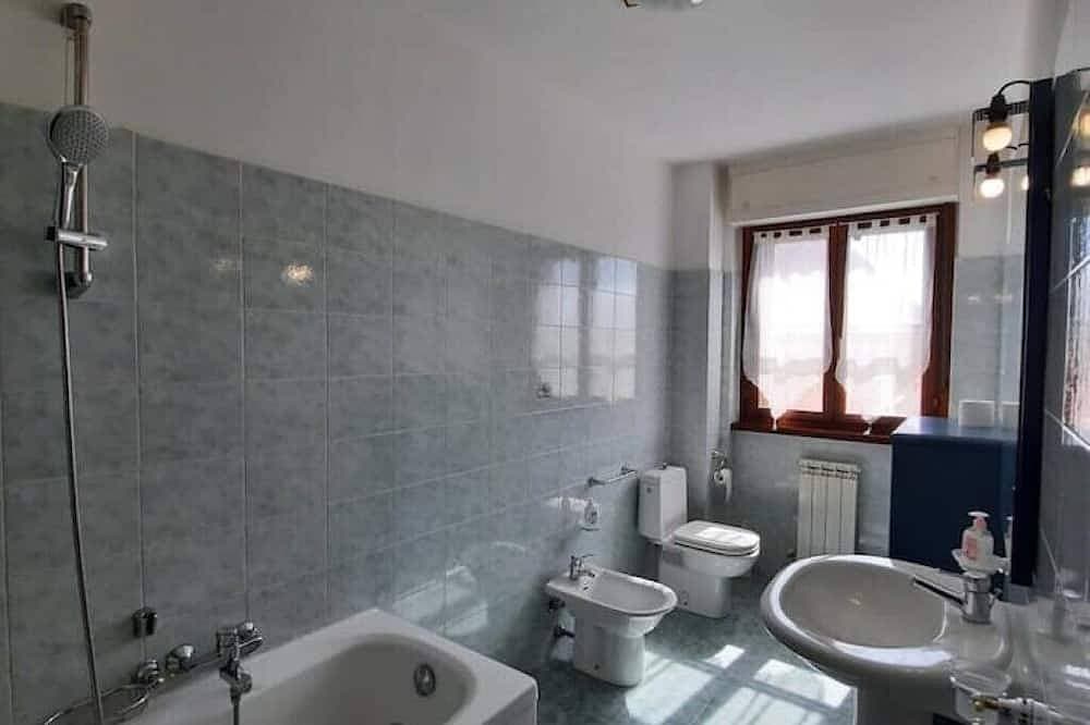 Foto 9 von 27: Stylish & Spacious Townhouse - Walk to Beach & Town