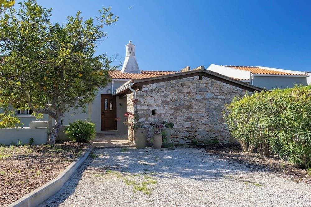 Foto 11 von 30: Ferienhaus mit großer Terrasse und großem Pool