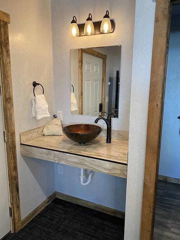 Foto 3 von 11: Fall Trailside Hotel 102: Sleeps 2, 1Br 1Ba Grill Laurel Highlands