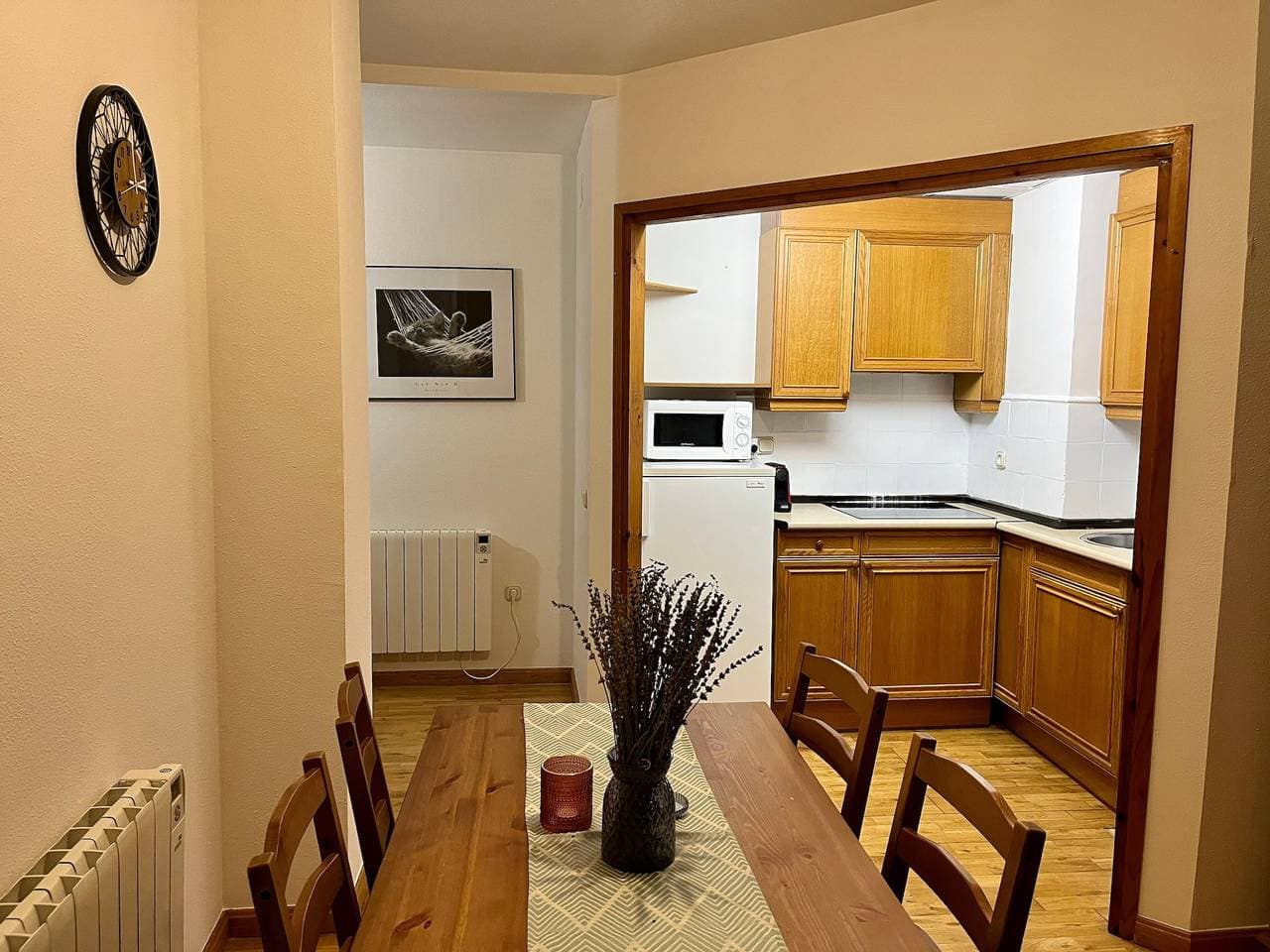 Foto 10 von 30: Ferienwohnung 'Mirador de la Neu' mit Bergblick, Gemeinschaftsgarten und Balkon