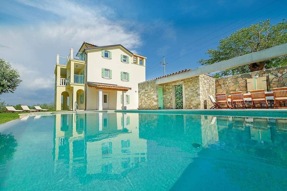 Atemberaubende Villa mit Infinity-Pool, Blick auf Motovun, Billard, Tischtennis, BBQ 1