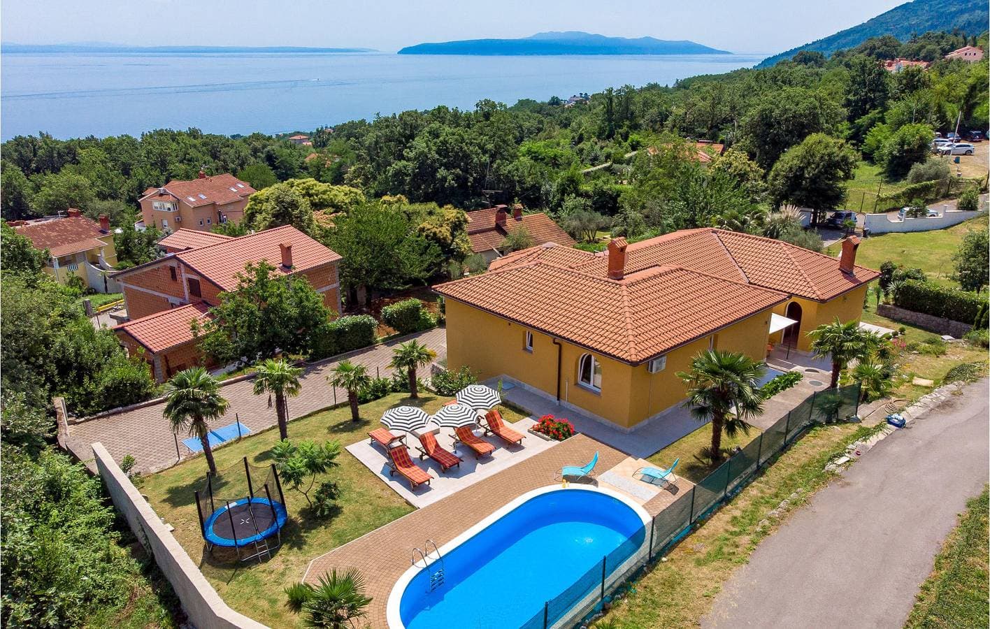 Urlaub am Meer: 2 km vom Strand entfernt, mit Pool, Terrasse und WLAN 1